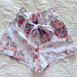 EUC Womens loose tie front flowered shorts
